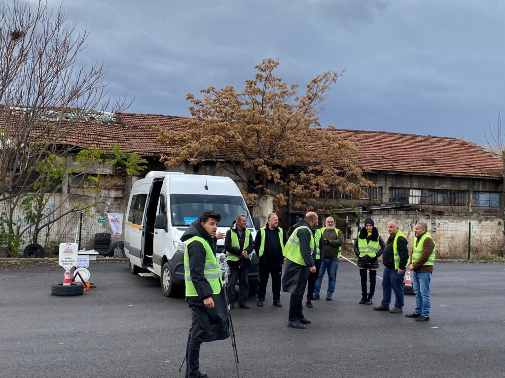Servis Aracı Şoförü Seviye 3 sınavıOkul Servis Aracı Şoförü Seviye 3 Mesleki Yeterlilik Belgesi, öğrenci veya personel taşıyan servis şoförlerinin, işlerini belirli kalite ve güvenlik standartlarına uygun şekilde yaptığını belgeleyen resmî bir yeterlilik belgesidir.
📋 Zorunlu mudur?
Evet. Belge, okul servis araçlarını kullanan şoförler için zorunlu hale gelmiştir. Özellikle öğrenci taşımacılığı yapanlar bu belgeye sahip olmalıdır.
🧠 Sınav Süreci
1. Teorik Sınav
İki bölümden oluşur:
A1: İş sağlığı ve güvenliği, çevre, kalite.
A2: Servis aracı kontrolü ve yolcu/öğrenci taşımacılığı kuralları.
Çoktan seçmeli sorularla yapılır.
Her bölümden ayrı ayrı en az %60 başarı gerekir.
2. Performans (Uygulama) Sınavı
Gerçek ya da simüle edilmiş bir ortamda yapılır.
Şoförün aracı kontrol etme, kurallara uygun hareket etme, yolcu güvenliğini sağlama gibi becerileri ölçülür.
Bu sınavdan en az %80 başarı gerekir.